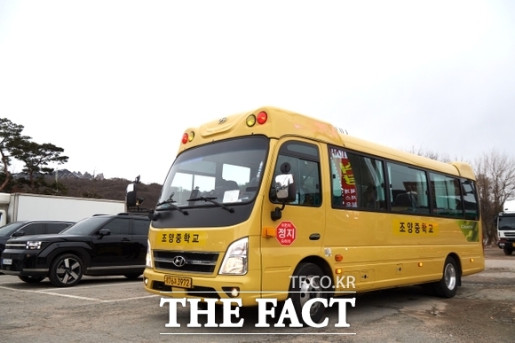 경기 양주시가 4일 조양중학교 학생들을 위해 양주시 장흥면~조양중 노선에 투입한 통학버스 모습 /양주시