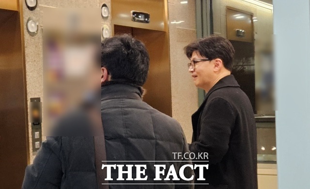 한동훈 전 국민의힘 대표가 지난 2일 밤 서울 강남구 모처의 한 장소에서 자신의 책 국민이 먼저입니다 북콘서트 회의를 진행했다. /강남구=서다빈 기자