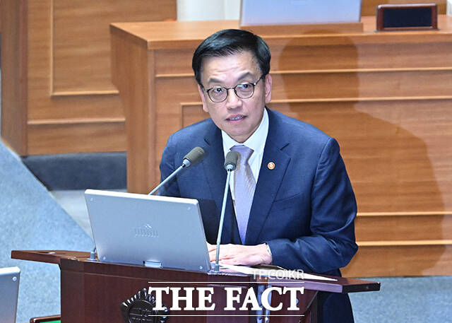 시민단체가 5일 마은혁 헌법재판관 후보자 임명을 미루고 있는 최상목 대통령 권한대행 부총리 겸 기획재정부 장관을 직무유기 혐의로 고위공직자범죄수사처(공수처)에 고발했다. /국회=박헌우 기자