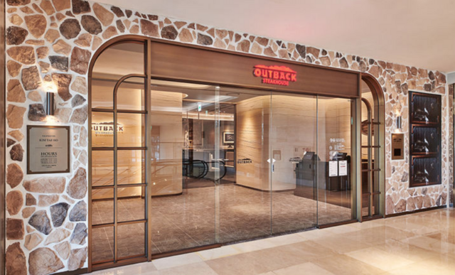 아웃백 스테이크하우스가 홈플러스 상품권 사용을 허용한다고 발표했다. 사진은 아웃백 스테이크하우스 평촌롯데점 전경 /다이닝브랜즈그룹
