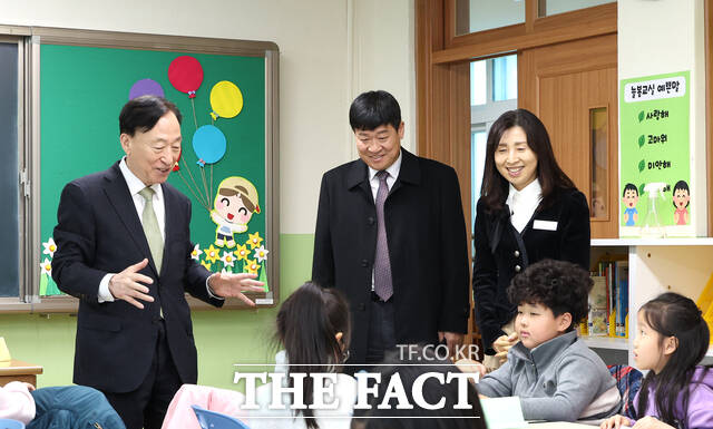 4일 설동호 대전시교육감이 대전태평초를 방문해 늘봄학교 프로그램 운영 공간을 점검한 후 학생들과 대화하고 있다. /대전시교육청