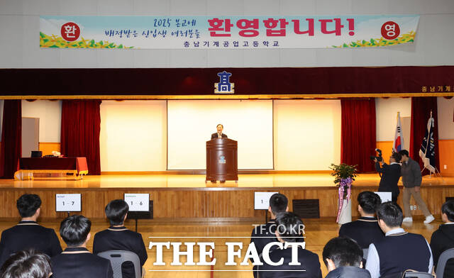 4일 충남기계공업고등학교의 2025학년도 협약형 특성화고 1기 입학식에서 설동호 교육감이 인사말을 하고 있다. /대전시교육청