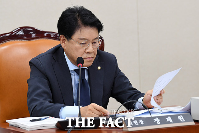 성폭력 혐의로 고소당해 경찰 수사를 받고 있는 장제원 전 국민의힘 의원이 5일 고소인의 고소 내용은 거짓이라며 진실을 뒷받침해 줄 수 있는 10년 전의 자료들과 기록들을 찾아내 법적 대응을 해나가겠다고 밝혔다./더팩트 DB