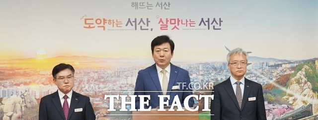 홍순광 서산시 부시장이 5일 시청 브리핑룸에서 서산 예천지구 공영주차장·초록광장 조성에 대한 감사원 공익감사 결과 적법 판정 결과가 나왔다고 발표하고 있다./ 서산시