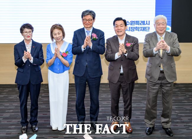 이재준 수원시장(오른쪽 두 번째)과 박춘근 수원시장학재단 신임이사장(오른쪽 세 번째) 등이 지난해 4월 11일 열린 취임식에서 기념촬영을 하고 있다. /수원시