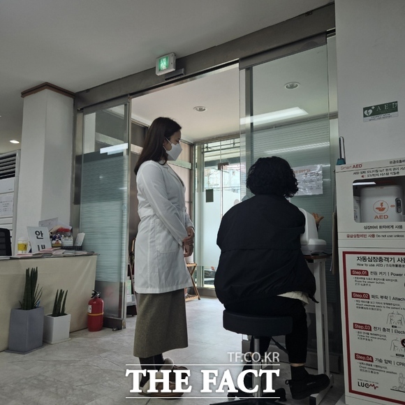 대전 서구 괴정동 행정복지센터는 지역 주민들의 건강 증진과 질병 예방을 위해 괴정동 건강충전소 건강 사업을 추진한다. 행정복지센터의 간호직 공무원이 지켜보고 있는 가운데 주민이 혈압을 측정하고 있다. /대전 서구