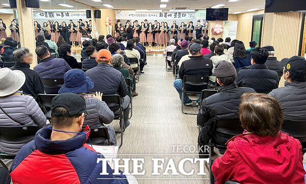대전 대덕구는 5일 중리종합사회복지관에서 대전 5개 구 중독관리통합지원센터 대상자와 가족 및 1인 가구 음주 취약계층 70여 명을 초대해 문화 공연 회복에 물들다 공연을 펼쳤다. /대덕구