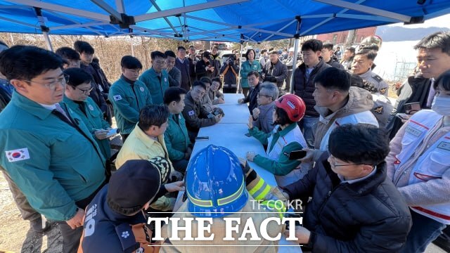 6일 오전 10시 5분쯤 경기 포천시 이동면 노곡리에서 발생한 전투기 폭탄 비정상 투하 사고 현장에 마련된 재난상황대책본부에서 백영현 포천시장, 오후석 경기도 행정2부지사, 이병우 포천소방서장, 군 관계자 등이 사고 대책을 논의하고 있다. /포천시