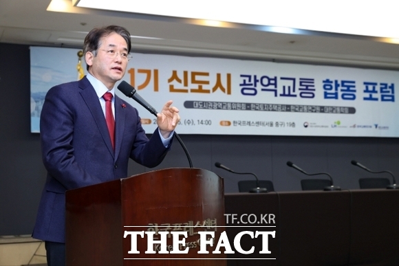 이동환 고양시장이 지난 5일 열린 1기 신도시 광역교통 합동포럼에 참석, 기조 발제를 통해 일산 광역 교통현황과 미래 교통에 대해 말하고 있다./고양시