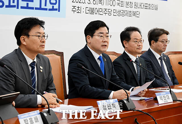 박찬대 더불어민주당 원내대표(가운데)가 6일 오전 서울 여의도 국회에서 열린 민생경제회복단 성과보고회에 참석해 모두발언을 하고 있다. /국회=배정한 기자