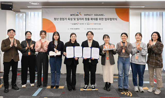 지난 5일 서울시 성동구 KT&G 상상플래닛에서 심영아 KT&G ESG경영실장(왼쪽 다섯번째)과 도현명 임팩트스퀘어 대표(왼쪽 여섯번째)등 관계자들이 업무협약을 맺고 기념촬영하고 있다. /KT&G