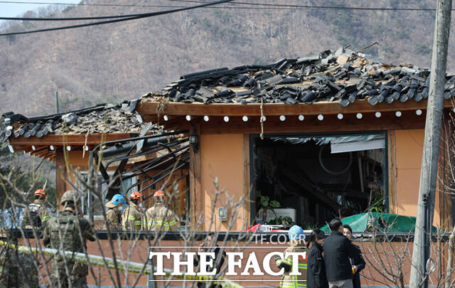 6일 경기 포천시 승진훈련장에서 열린 한미연합훈련 중 포탄이 민가에 떨어져 인명 피해가 발생한 가운데 사고가 발생한 마을 일대가 통제되고 있다. /사진공동취재단