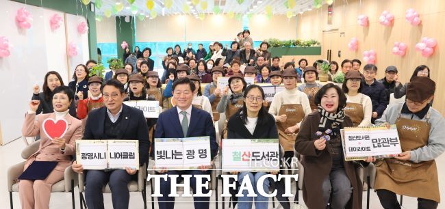 박승원 광명시장(사진 앞줄 왼쪽에서 세 번째)이 철산도서관 커뮤니티 공간 및 카페 데이라이트 개소식 참석자들과 기념사진을 촬영하고 있다./광명시