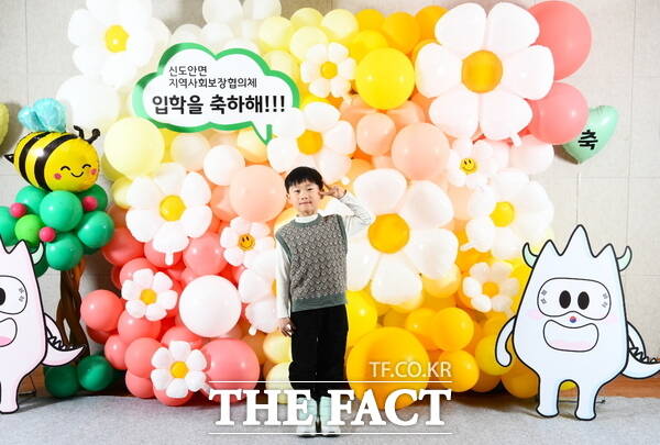 계룡시 신도안면 지역사회보장협의체가 관내 초등학교 입학생을 대상으로 ‘입학을 축하해! 인생 한 컷’특화 사업을 진행하고 있는 모습./계룡시