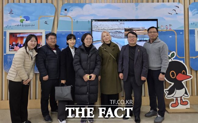 5일 시화호 유역을 방문한 유네스코 워터패밀리 관계자들이 기념촬영을 하고 있다. /시흥시