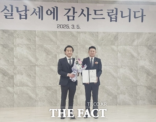 차교선 한빛라이팅 대표(왼쪽)가 5일 북대전세무서에서 진행된 제 59회 납세자의날 기념식에서 모범 납세자로 선정돼 대전지방국세청장 표창장을 받았다. /선치영 기자