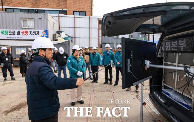 신계용 시장이 해빙기 대비 건설현장 안전점검에서 재난현장 지휘차량 시연에 참여하고 있다./과천시