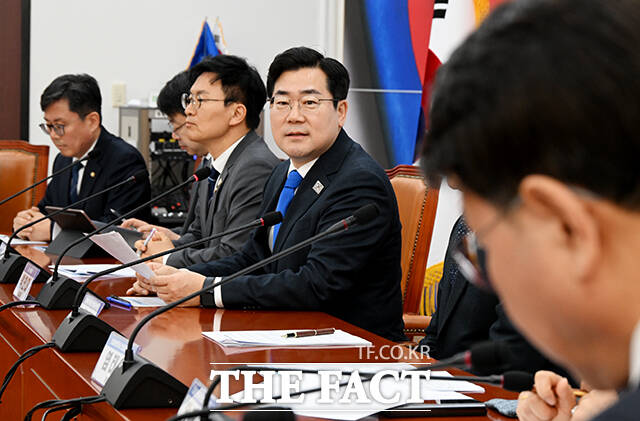 박찬대 더불어민주당 원내대표(가운데)가 6일 오전 서울 여의도 국회에서 열린 민생경제회복단 성과보고회에 참석해 모두발언을 하고 있다. /국회=배정한 기자