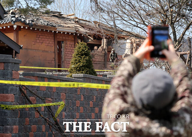경기 포천시 이동면 노곡리에서 민가에 포탄이 떨어진 6일 오후 마을 일대가 통제되고 있다. /사진공동취재단