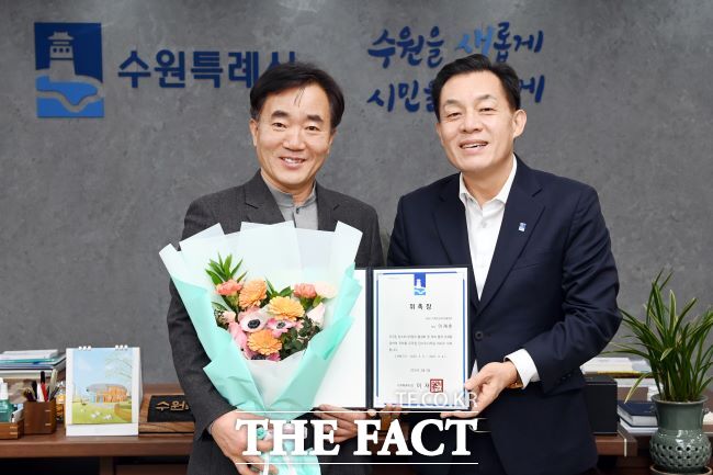 이재준 수원시장이 지난 5일 이재훈 수원시 아파트입주자대표협회장을 수원시 우리집 탄소모니터링 대사로 위촉한 뒤 기념촬영을 하고 있다. /수원시