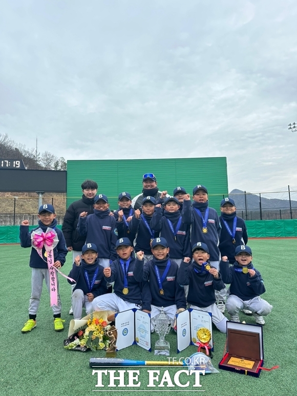 보령시 유소년야구단이 제10회 순창군수배 전국 유소년 야구대회에서 저학년부 최종 우승을 차지하며 기념촬영을 하고 있다. /보령시
