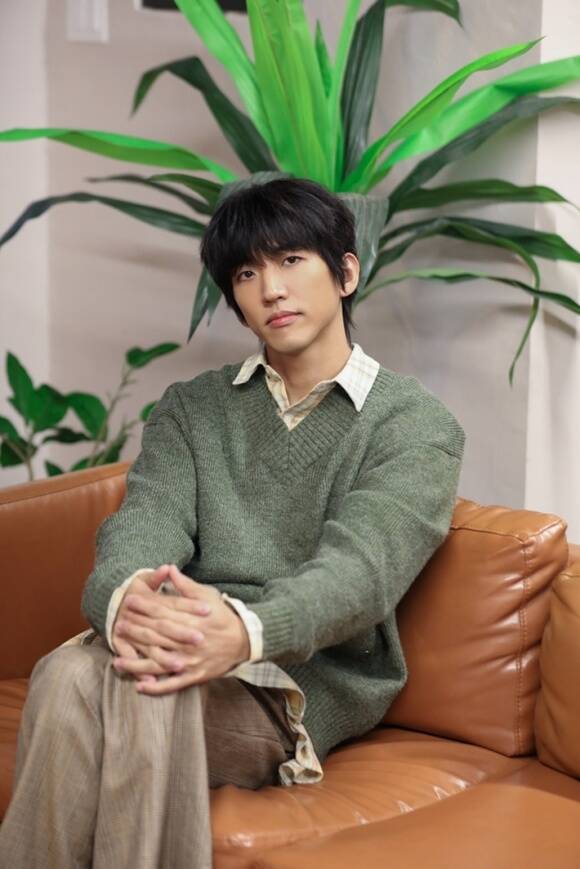 가수 이승윤이 9년 교제한 연인과 3월 결혼식을 올린다. /마름모