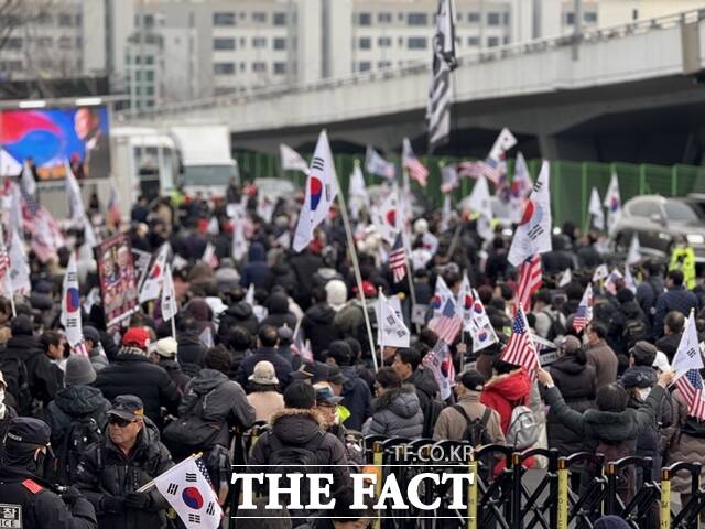7일 오후 5시께 서울 용산구 한남동 대통령 관저 앞에 윤석열 대통령 지지자들이 집결했다. /정인지 기자