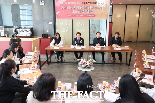 박완수 경남도지사가 창원에 위치한 여성친화형 메이커 스페이스 ‘다이룸플러스’를 방문해 간담회를 갖고 있다./경남도