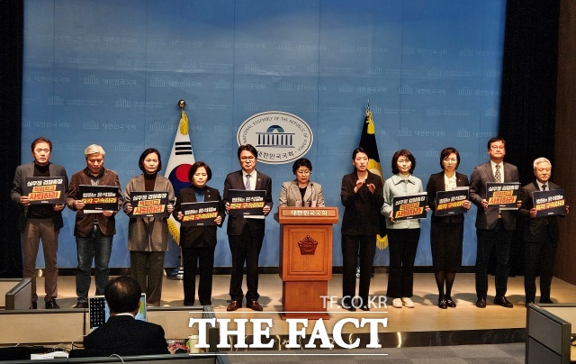 조국혁신당은 7일 법원이 윤석열 대통령의 구속을 취소한 데 대해 깊고 깊은 분노를 표한다. 검찰은 즉시 항고하라고 일갈했다. /국회=서다빈 기자