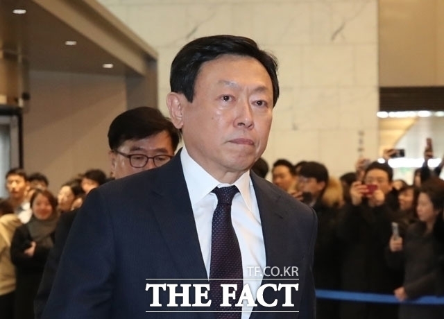 신동빈 회장이 롯데쇼핑 사내이사로 5년 만에 복귀할 전망이다. /더팩트 DB