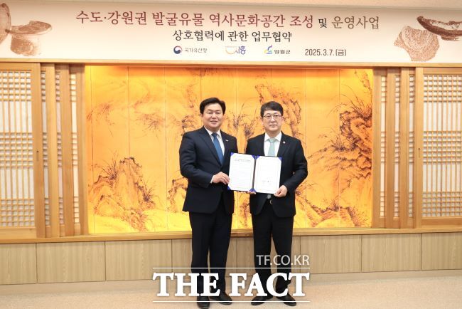 임병택 시장(왼쪽)과 최응천 국가유산청장이 예담고 조성 업무협약을 7일 체결했다. /시흥시