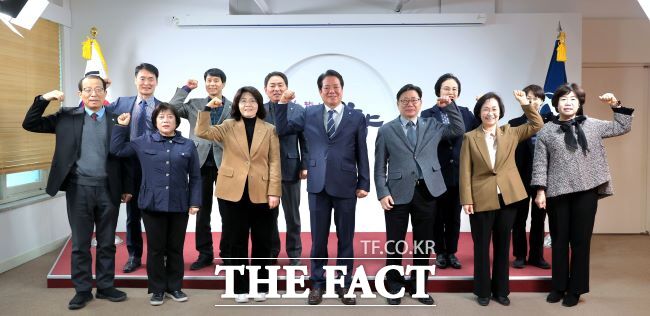 세계 여성의 날 공식 제스처를 취하는 최대호 안양시장(사진 가운데)과 간부 공무원들./안양시