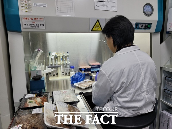 대전보건환경연구원 관계자가 식육가공품 안전성 검사를 실시하고 있는 모습 /대전시