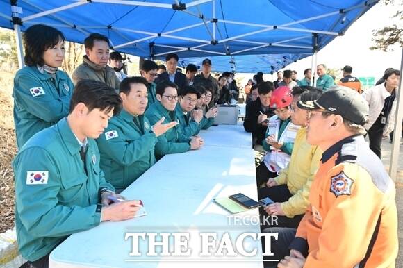 지난 6일 오후 4시 경기 포천시 이동면 노곡리에서 발생한 군 전투기 오폭 사고와 관련, 포천시 관계자들과 소방 등 관계기관 관계자들이 현장에서 대책회의를 진행하고 있다. /포천시