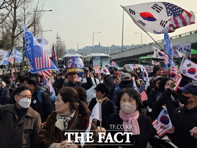윤석열 대통령 석방 결정에 지지자들이 7일 오후 서울 용산구 한남동 대통령 관저로 집결했다. 이들은 우리가 이겼다면서 환호하고 소리를 질렀다./조성은 기자