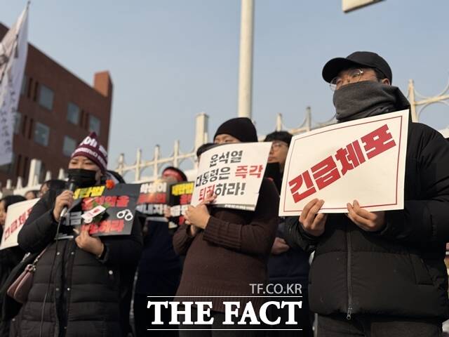 7일 오후 3시45분께 서울 용산구 국제루터교회 앞에서 대학생들이 윤석열 대통령 재구속 촉구 집회를 열고 있다. /정인지 기자