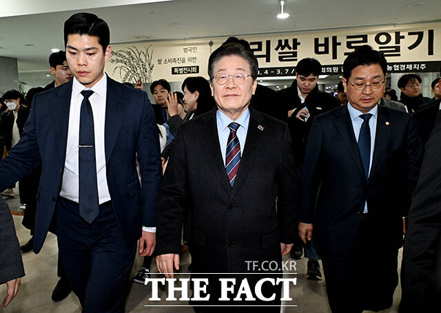 의원회관 나서는 이재명 대표.
