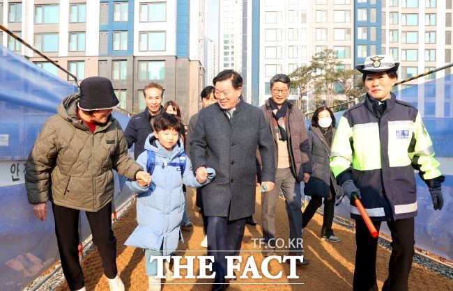 박승원 시장이 7일 광명초·광명동초등학교 통학로에서 안전 점검을 실시했다./광명시