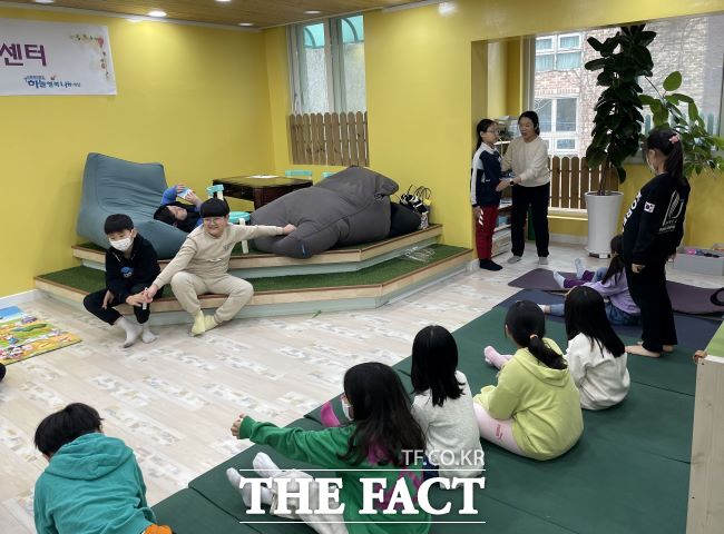 다함께돌봄센터에서 아이들이 신체활동 프로그램에 참여하고 있다./과천시