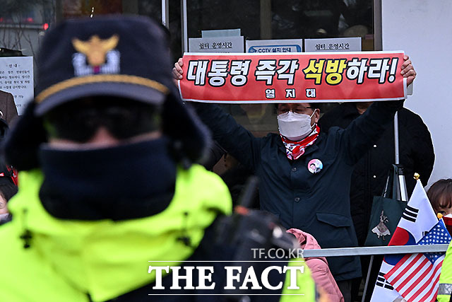 내란 우두머리(수괴) 혐의로 기소된 윤석열 대통령의 구속이 취소된 7일 오후, 경기도 의왕시 서울구치소 앞에 윤 대통령의 지지자들이 모이고 있다. /배정한 기자