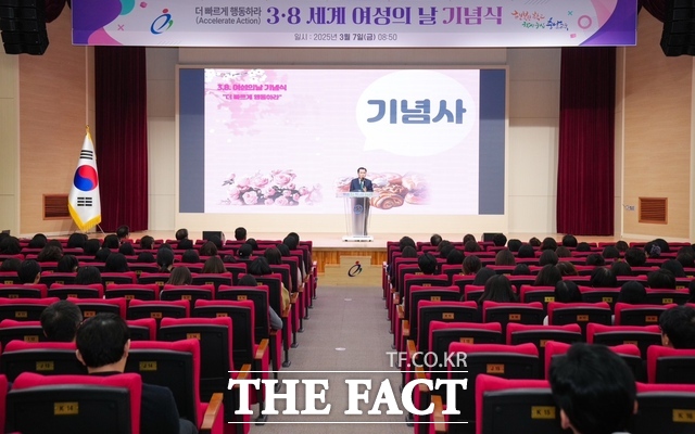 7일 충남교육청 대강당서 열린 세계 여성의 날 기념행사에서 김지철 교육감이 인삿말을 하고 있다. /충남교육청