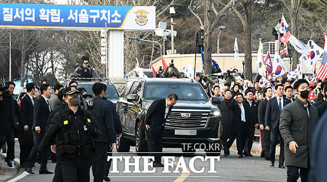 법원의 구속취소 청구 인용으로 석방된 윤석열 대통령이 8일 오후 5시 40분쯤 경기도 의왕시 서울구치소를 빠져나오며 지지자들에게 인사하고 있다.