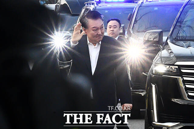 법원의 구속취소 청구 인용으로 석방된 윤석열 대통령이 8일 오후 5시 40분쯤 경기도 의왕시 서울구치소를 빠져나오며 지지자들에게 인사하고 있다. /의왕=서예원 기자