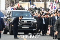  '52일 만에 석방'...지지자들에게 고개숙인 윤석열 대통령 [TF사진관]