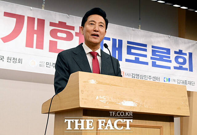 오세훈 서울시장이 윤석열 대통령의 석방 결정을 환영한다면서도 검찰총장 탄핵을 추진하는 더불어민주당을 향해 