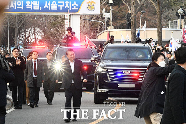 박지원 더불어민주당 의원이 법원의 구속 취소 결정으로 서울구치소에서 풀려난 윤석열 대통령을 향해 당신은 개선장군이 아니다. 내란 수괴일 뿐이라고 비판했다. ／서예원 기자