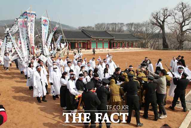 당진시는 10일 면천면 일원에서 면천공립보통학교 3·10 학생독립만세운동 제18회 기념식과 재현행사를 개최했다. /당진시