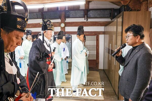 최충규 대덕구청장이 9일 회덕향교 춘기 석전대제에 참석해 지역유림 및 주민들에게 인사말을 전하고 있다. /대덕구