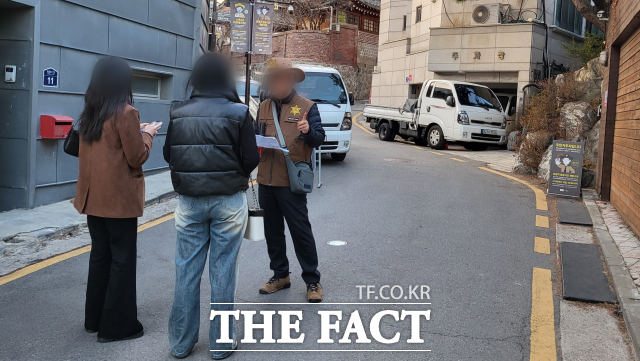 10일 오후 5시 30분 북촌 보안관이 북촌 한옥마을 레드존에 방문하는 관광객의 출입을 막고 있다. /정소양 기자