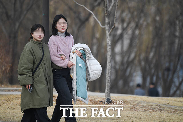 11일 전국이 따뜻한 봄 날씨를 보이는 가운데 일부 지역은 흐리겠다. /장윤석 기자